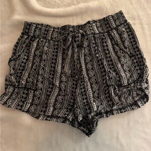Flowy soft beach shorts! Stretchy waist band and drawstring